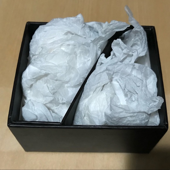 Monogrammed bottle stoppers. - Picture 4 of 5